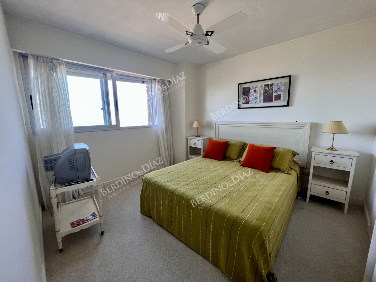 Apartamento ID.2713 - Apartamento en venta de 4 dormitorios frente al mar. Playa mansa. 