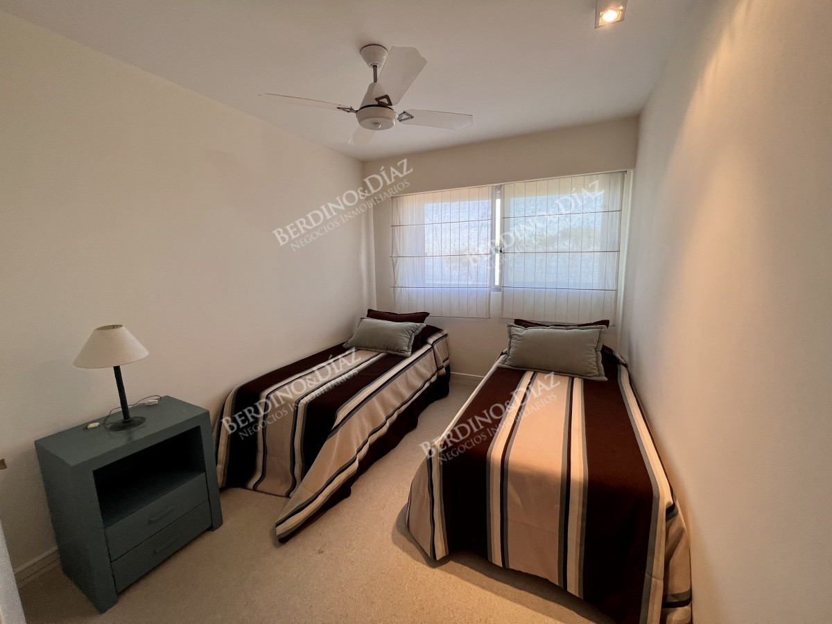 Apartamento ID.2713 - Apartamento en venta de 4 dormitorios frente al mar. Playa mansa. 