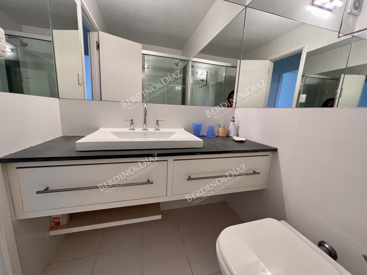 Apartamento ID.2713 - Apartamento en venta de 4 dormitorios frente al mar. Playa mansa. 