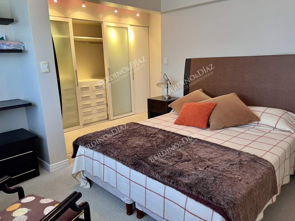 Apartamento ID.2713 - Apartamento en venta de 4 dormitorios frente al mar. Playa mansa. 