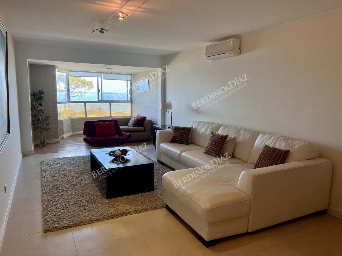 Apartamento ID.2713 - Apartamento en venta de 4 dormitorios frente al mar. Playa mansa. 