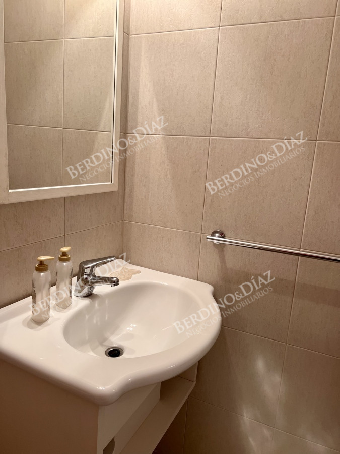 Apartamento ID.2713 - Apartamento en venta de 4 dormitorios frente al mar. Playa mansa. 