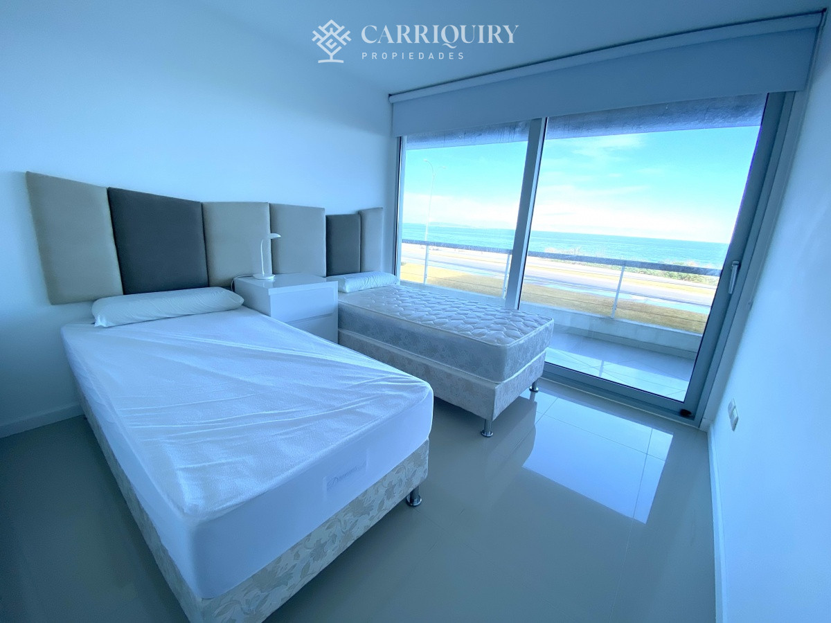 Apartamento ID.7896 - Playa Mansa apartamento en venta 3 dormitorios y servicio.