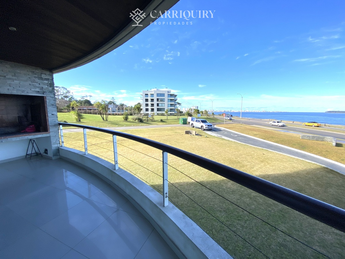 Apartamento ID.7896 - Playa Mansa apartamento en venta 3 dormitorios y servicio.