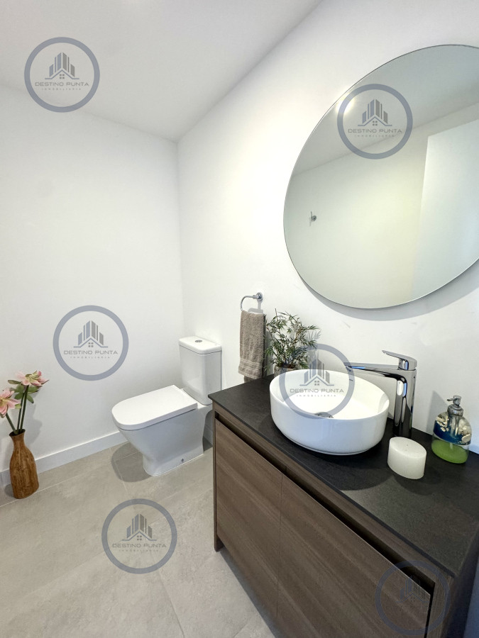 Apartamento ID.2203 - Apartamento en venta 2 dormitorios Playa Mansa vista - Venetian - a estrenar - frente al mar- lujo