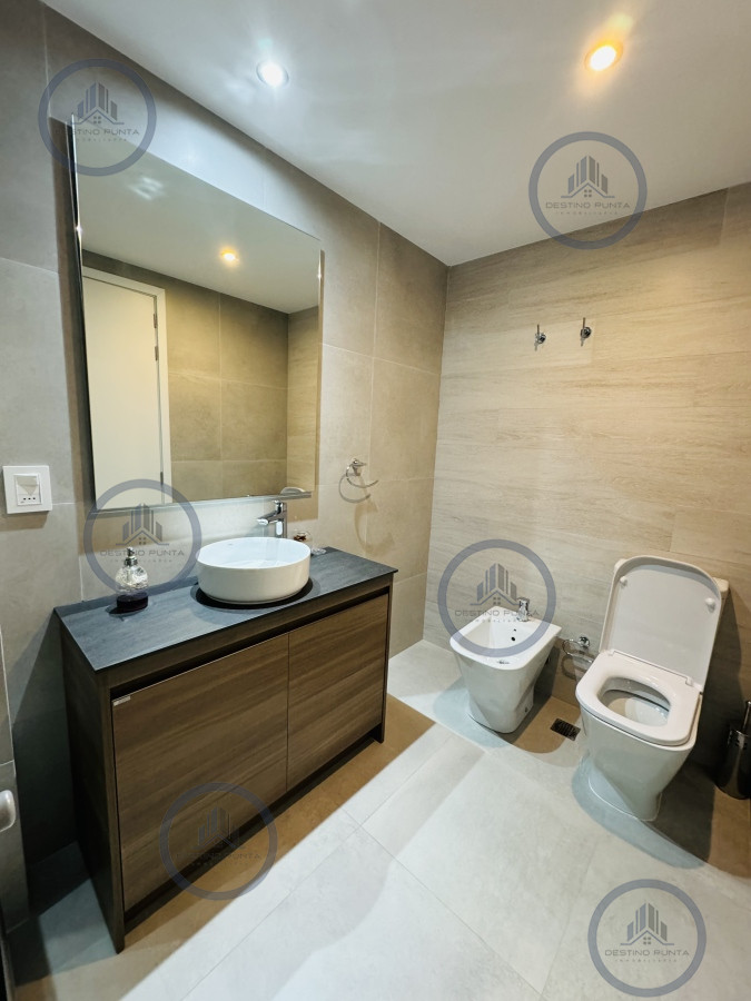 Apartamento ID.2203 - Apartamento en venta 2 dormitorios Playa Mansa vista - Venetian - a estrenar - frente al mar- lujo