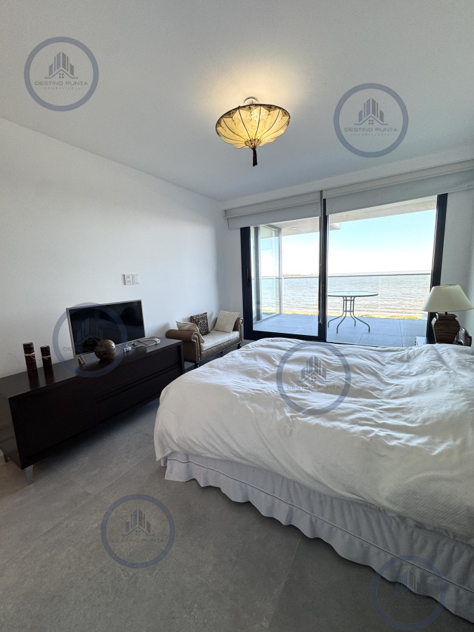 Apartamento ID.2203 - Apartamento en venta 2 dormitorios Playa Mansa vista - Venetian - a estrenar - frente al mar- lujo