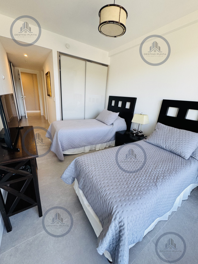 Apartamento ID.2203 - Apartamento en venta 2 dormitorios Playa Mansa vista - Venetian - a estrenar - frente al mar- lujo