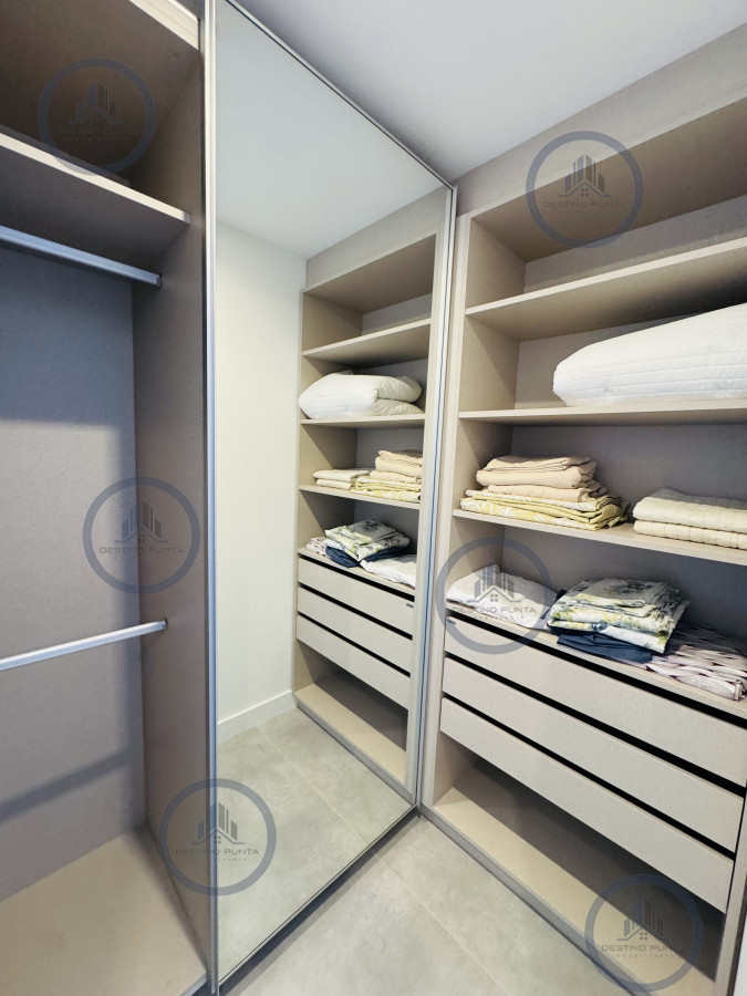 Apartamento ID.2203 - Apartamento en venta 2 dormitorios Playa Mansa vista - Venetian - a estrenar - frente al mar- lujo