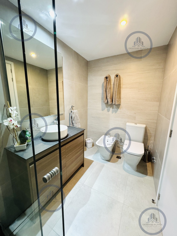 Apartamento ID.2203 - Apartamento en venta 2 dormitorios Playa Mansa vista - Venetian - a estrenar - frente al mar- lujo