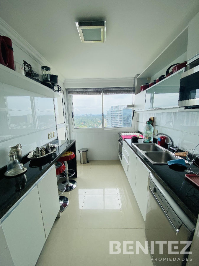 Apartamento ID.9353 - Casino Tower  en venta  vista la mar  3 dormitorios 2 baños Punta del Este