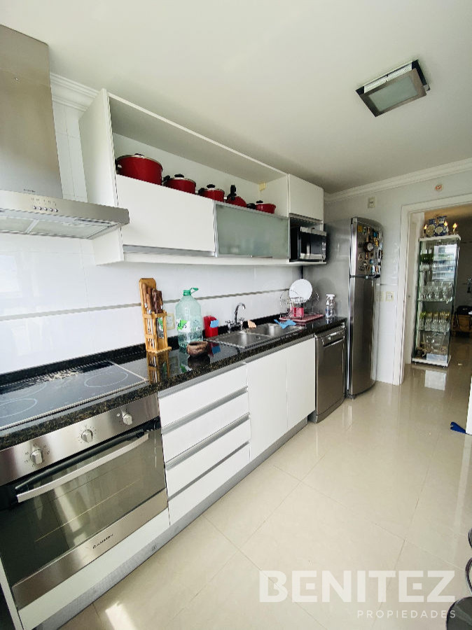 Apartamento ID.9353 - Casino Tower  en venta  vista la mar  3 dormitorios 2 baños Punta del Este