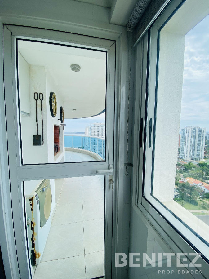 Apartamento ID.9353 - Casino Tower  en venta  vista la mar  3 dormitorios 2 baños Punta del Este