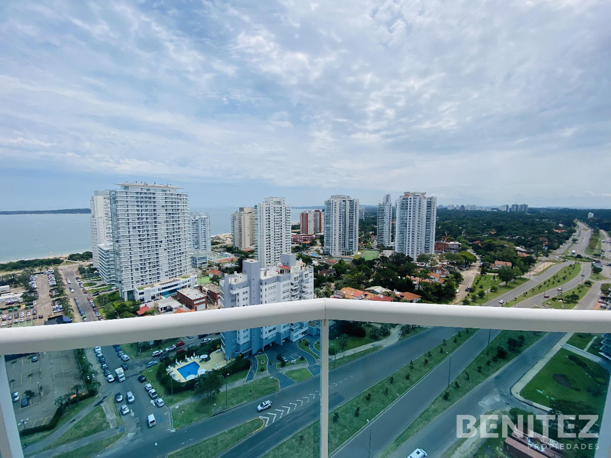 Apartamento ID.9353 - Casino Tower  en venta  vista la mar  3 dormitorios 2 baños Punta del Este