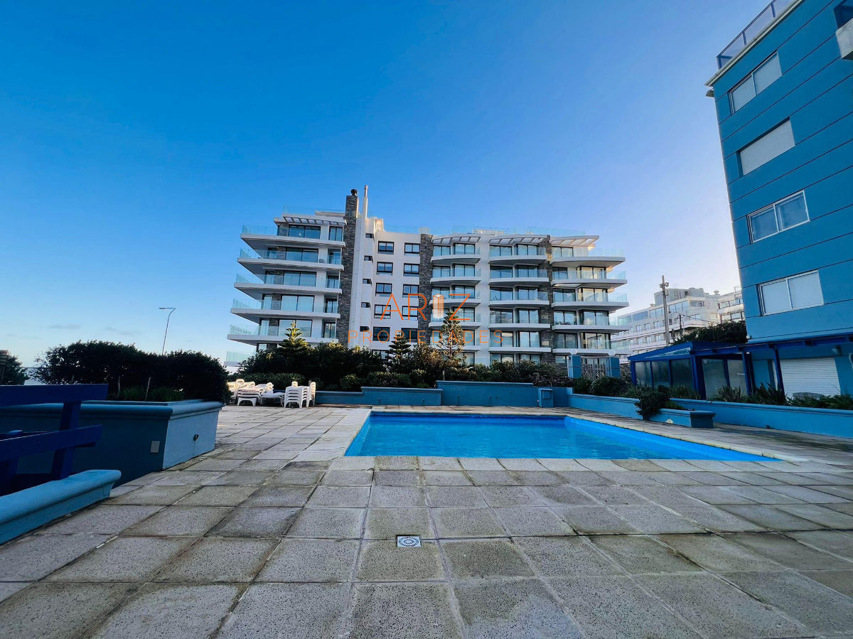 Apartamento ID.1253 - Apartamento de tres dormitorios en venta  parrilla propia vista al mar - Península  Punta del Este .