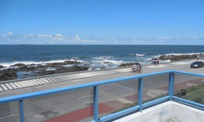 Apartamento de tres dormitorios en venta  parrilla propia vista al mar - Península  Punta del Este .
