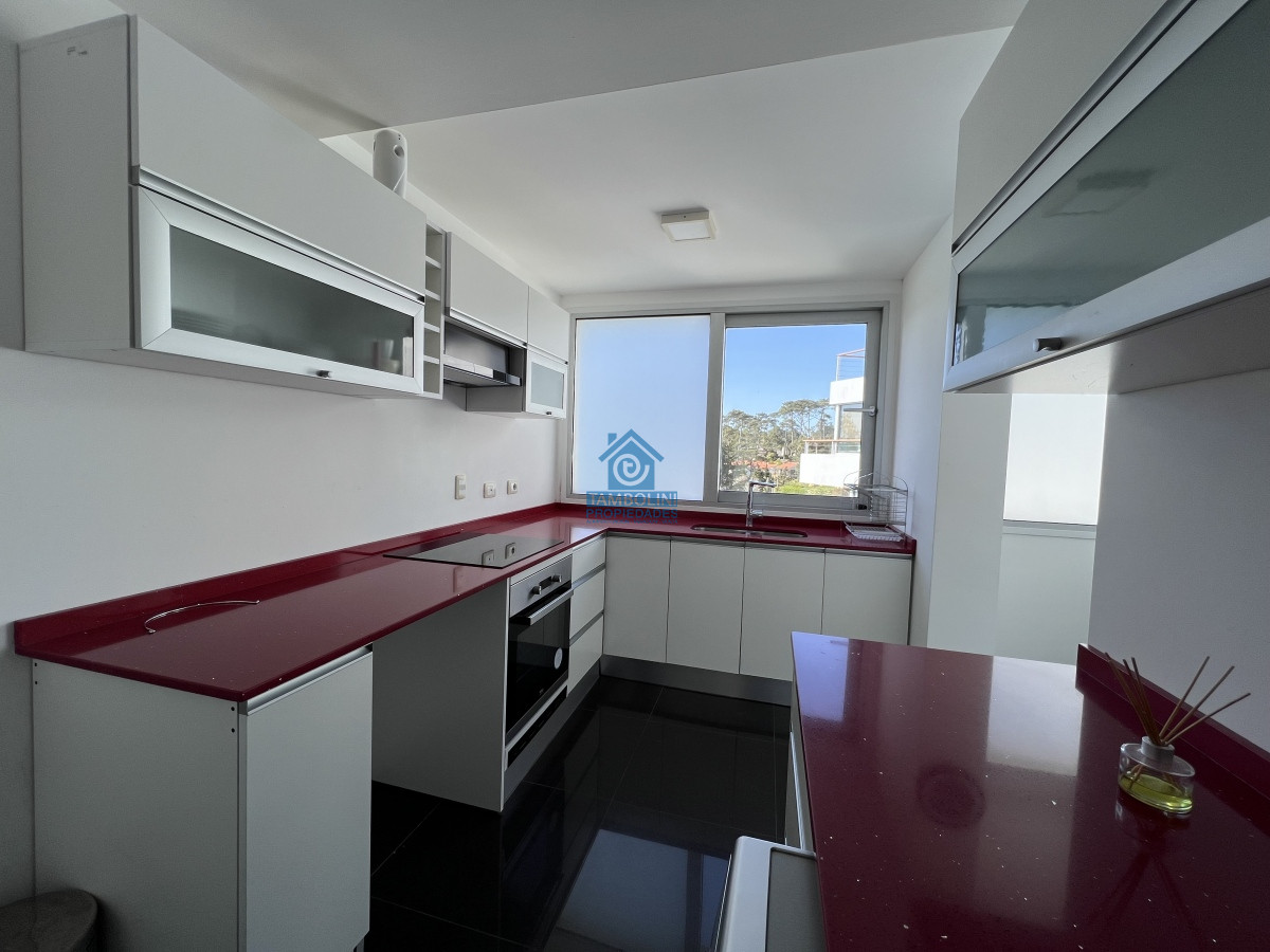 Apartamento ID.544 - Hermoso apartamento en venta 4 dormitorios. Frente al mar Punta del Este. 