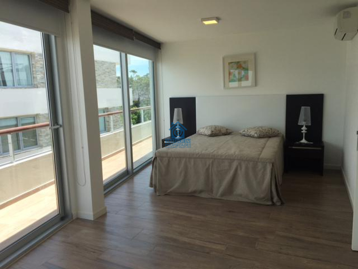 Apartamento ID.544 - Hermoso apartamento en venta 4 dormitorios. Frente al mar Punta del Este. 