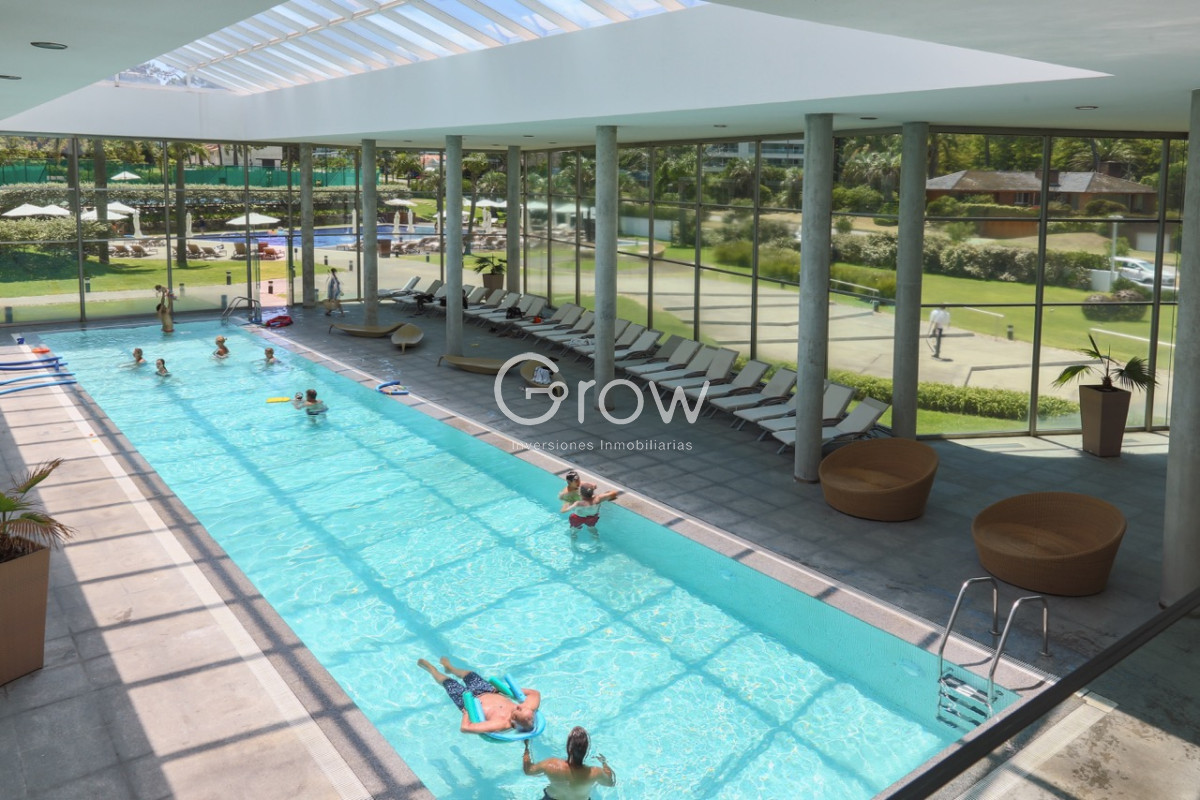 Apartamento ID.3885 - Aquarela Alquiler  de 2 dormitorios  y servicio. frente a Playa Mansa