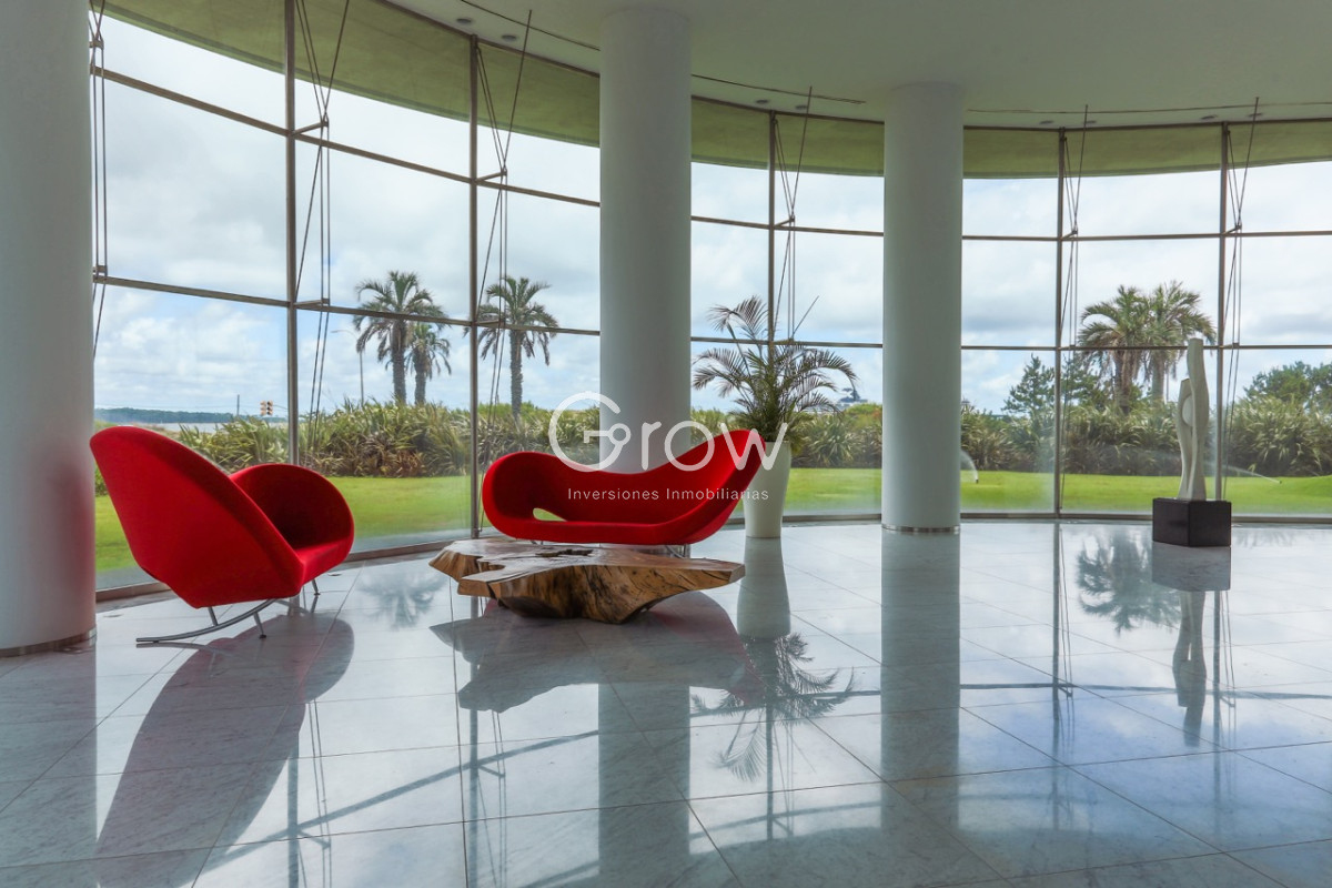 Apartamento ID.3885 - Aquarela Alquiler  de 2 dormitorios  y servicio. frente a Playa Mansa