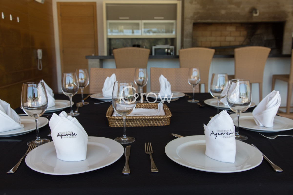 Apartamento ID.3885 - Aquarela Alquiler  de 2 dormitorios  y servicio. frente a Playa Mansa