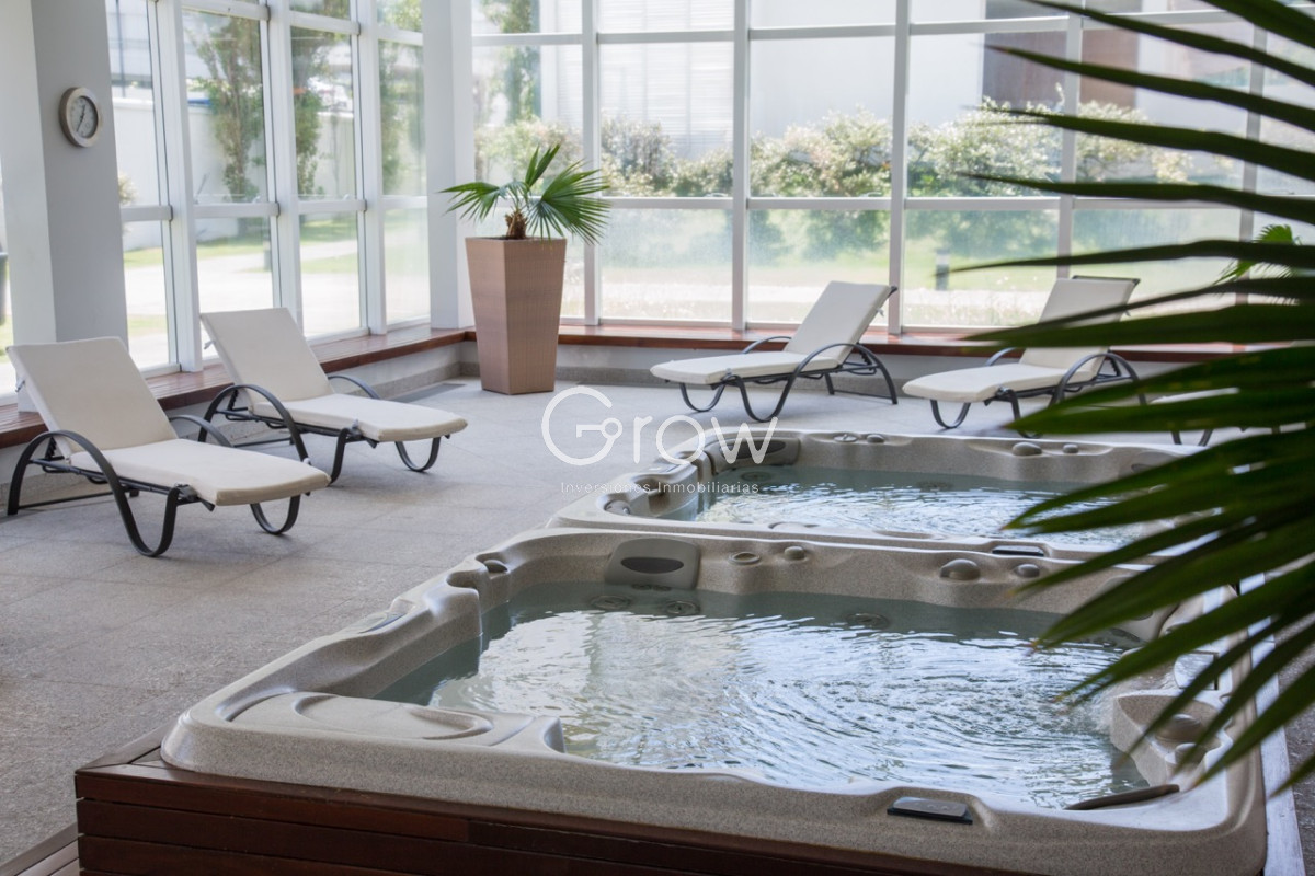 Apartamento ID.3885 - Aquarela Alquiler  de 2 dormitorios  y servicio. frente a Playa Mansa