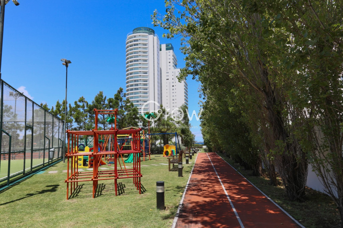Apartamento ID.3885 - Aquarela Alquiler  de 2 dormitorios  y servicio. frente a Playa Mansa