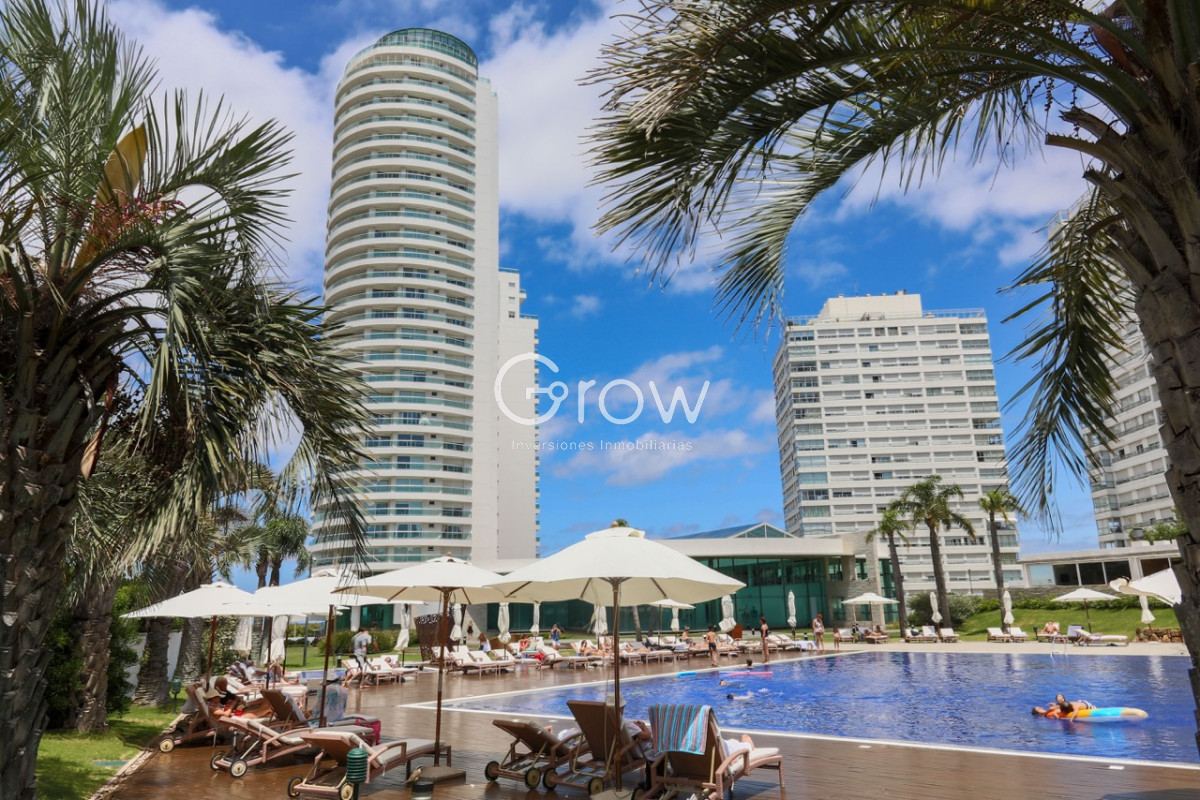 Apartamento ID.3885 - Aquarela Alquiler  de 2 dormitorios  y servicio. frente a Playa Mansa