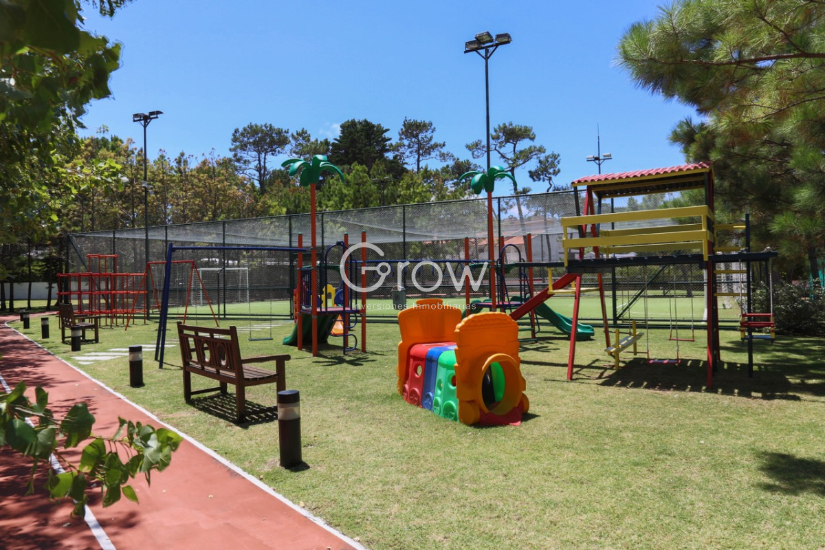 Apartamento ID.3885 - Aquarela Alquiler  de 2 dormitorios  y servicio. frente a Playa Mansa