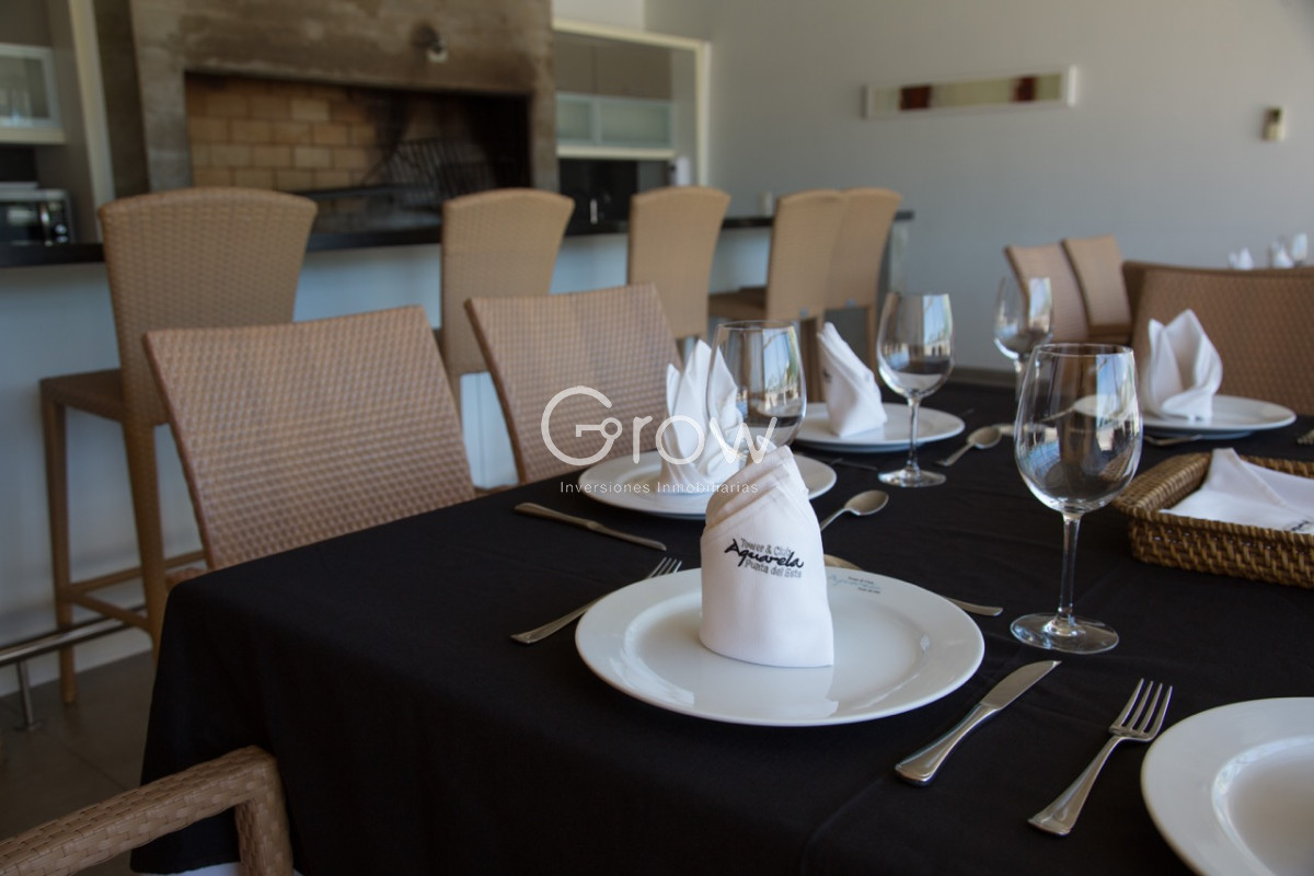 Apartamento ID.3885 - Aquarela Alquiler  de 2 dormitorios  y servicio. frente a Playa Mansa