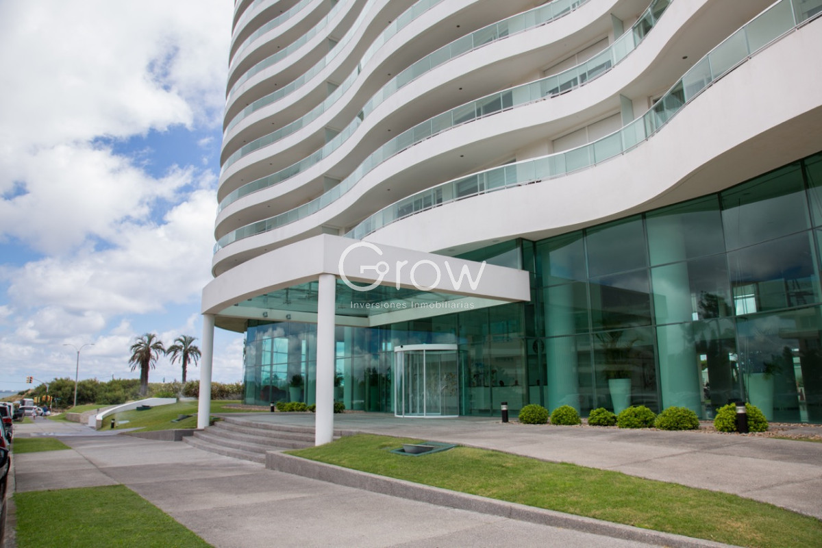 Apartamento ID.3885 - Aquarela Alquiler  de 2 dormitorios  y servicio. frente a Playa Mansa