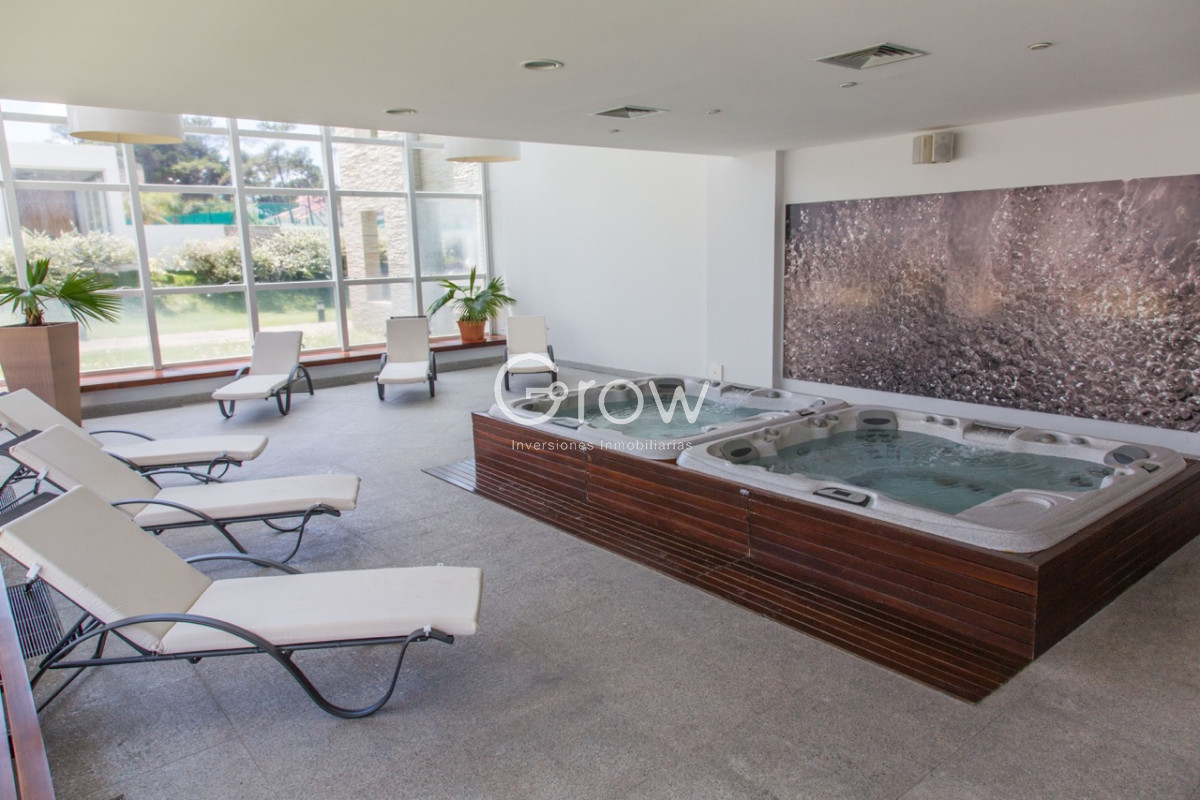 Apartamento ID.3885 - Aquarela Alquiler  de 2 dormitorios  y servicio. frente a Playa Mansa