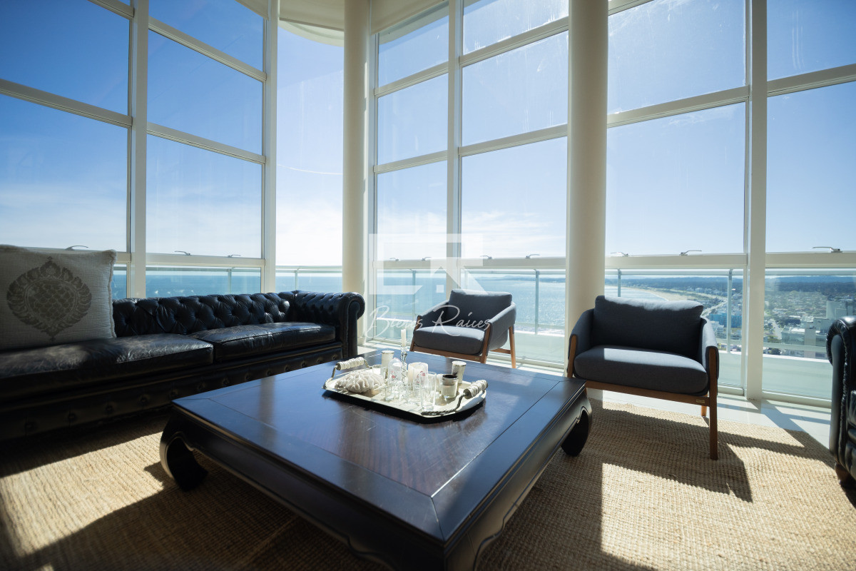 Apartamento ID.739 - Aquarela duplex  4 dormitorios en venta. Playa Mansa. Punta del Este