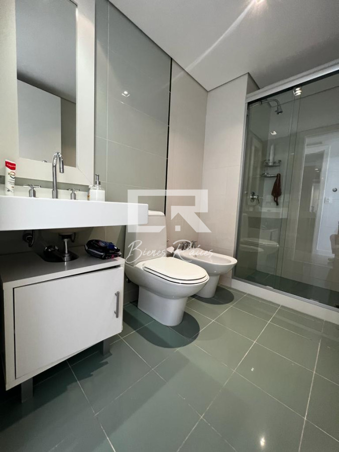Apartamento ID.936 - Aquarela Alquiler  de 2 dormitorios  y servicio. frente a Playa Mansa