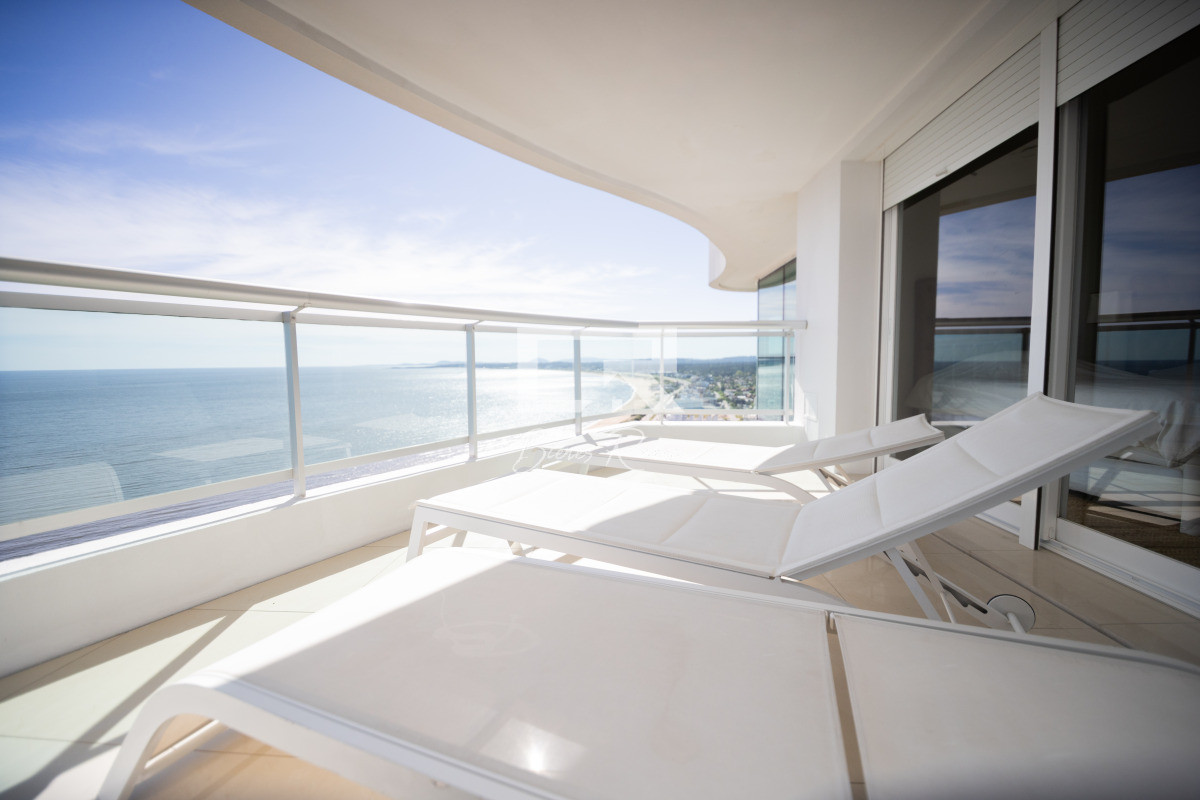 Apartamento ID.739 - Aquarela duplex  4 dormitorios en venta. Playa Mansa. Punta del Este