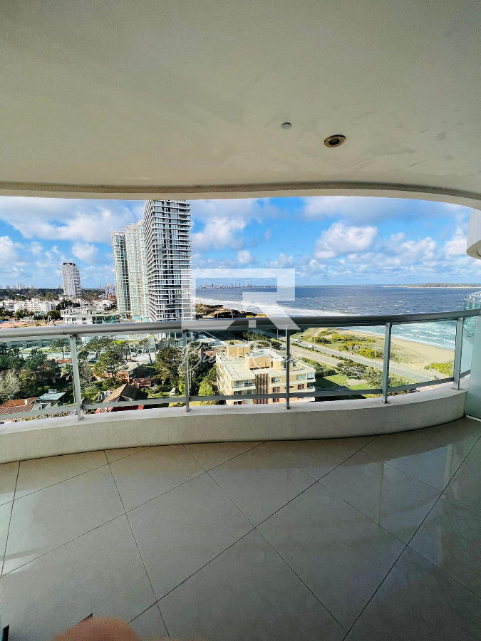 Apartamento ID.936 - Aquarela Alquiler  de 2 dormitorios  y servicio. frente a Playa Mansa