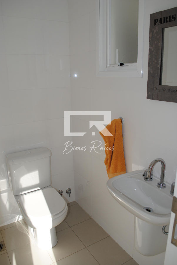 Apartamento ID.936 - Aquarela Alquiler  de 2 dormitorios  y servicio. frente a Playa Mansa