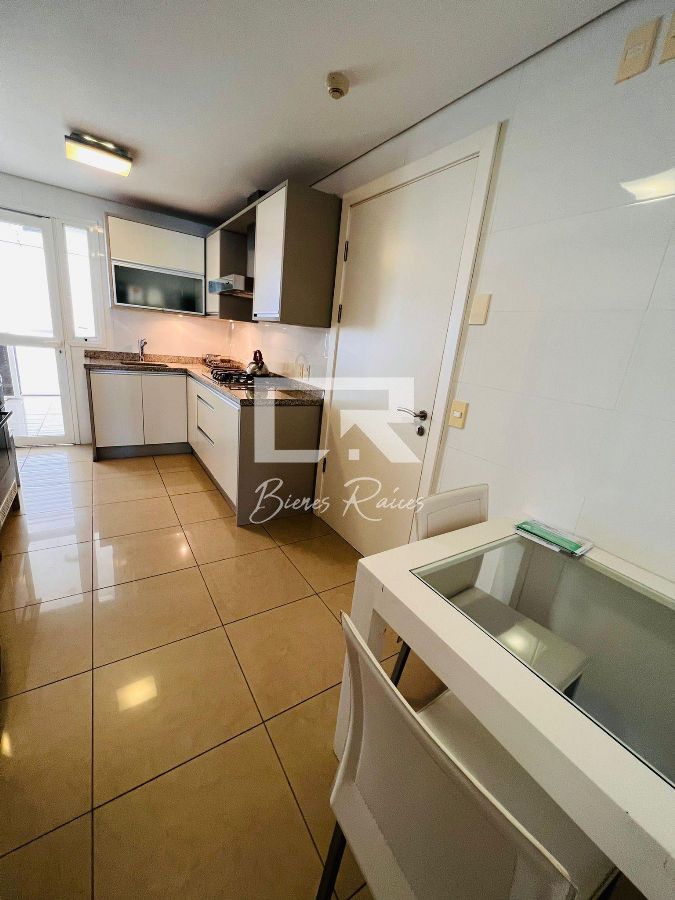 Apartamento ID.936 - Aquarela Alquiler  de 2 dormitorios  y servicio. frente a Playa Mansa