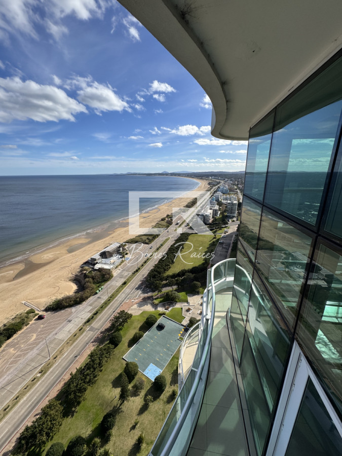 Apartamento ID.739 - Aquarela duplex  4 dormitorios en venta. Playa Mansa. Punta del Este