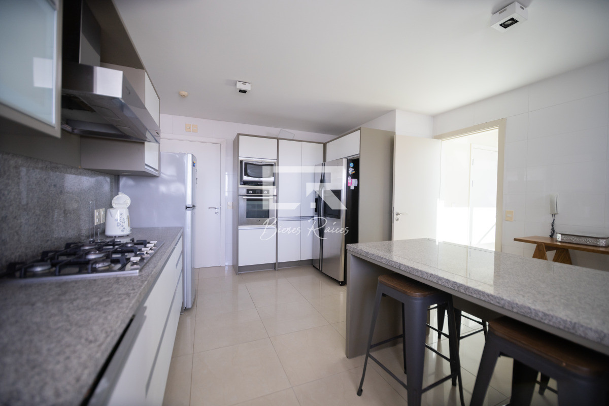Apartamento ID.739 - Aquarela duplex  4 dormitorios en venta. Playa Mansa. Punta del Este