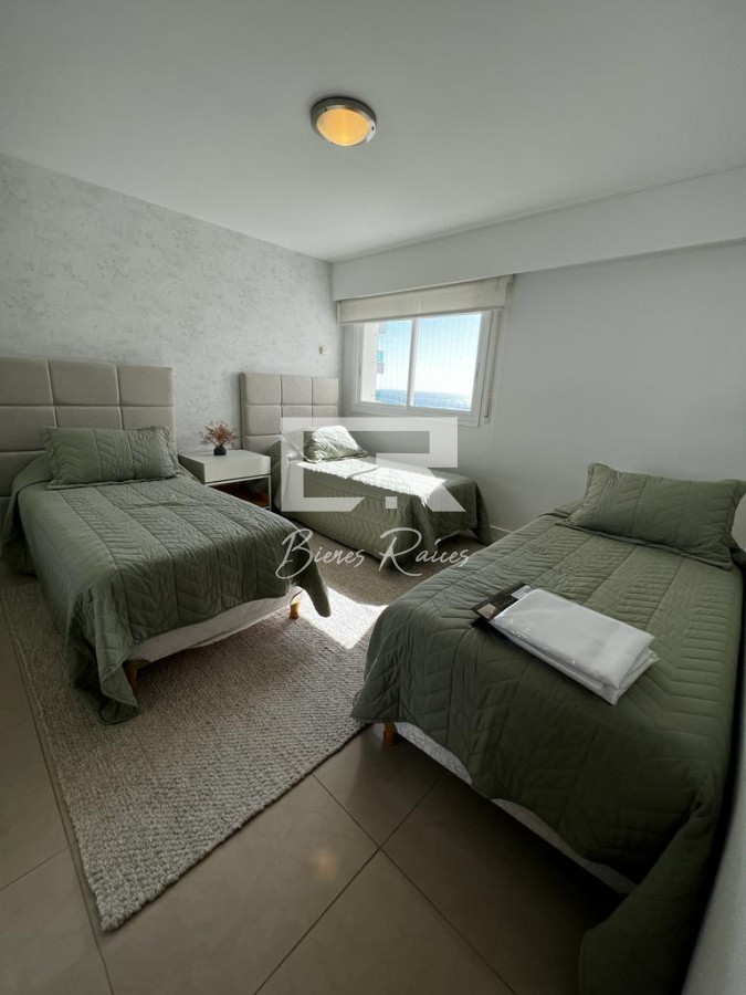 Apartamento ID.936 - Aquarela Alquiler  de 2 dormitorios  y servicio. frente a Playa Mansa