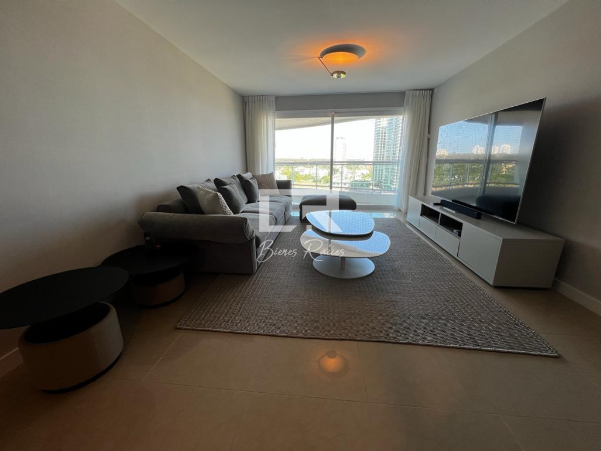 Apartamento ID.936 - Aquarela Alquiler  de 2 dormitorios  y servicio. frente a Playa Mansa
