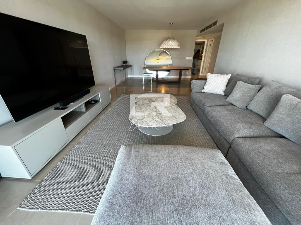 Apartamento ID.936 - Aquarela Alquiler  de 2 dormitorios  y servicio. frente a Playa Mansa