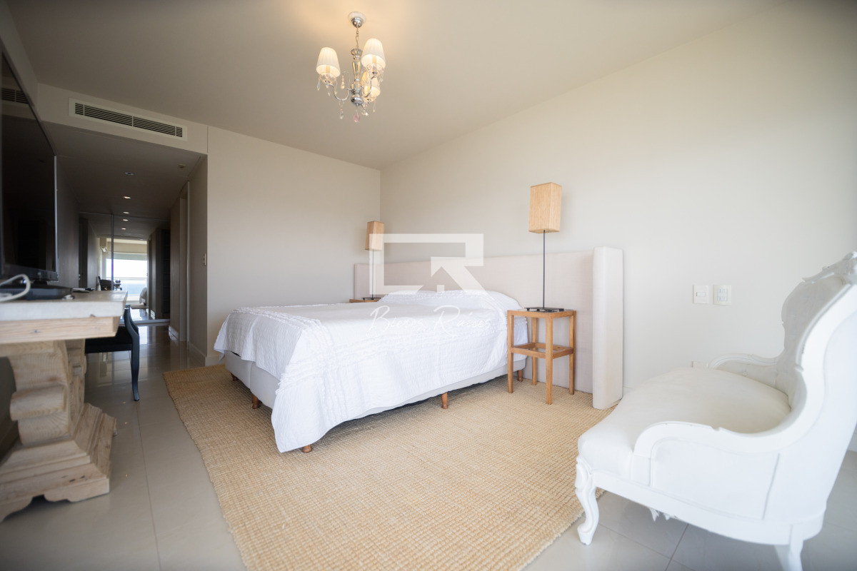 Apartamento ID.739 - Aquarela duplex  4 dormitorios en venta. Playa Mansa. Punta del Este