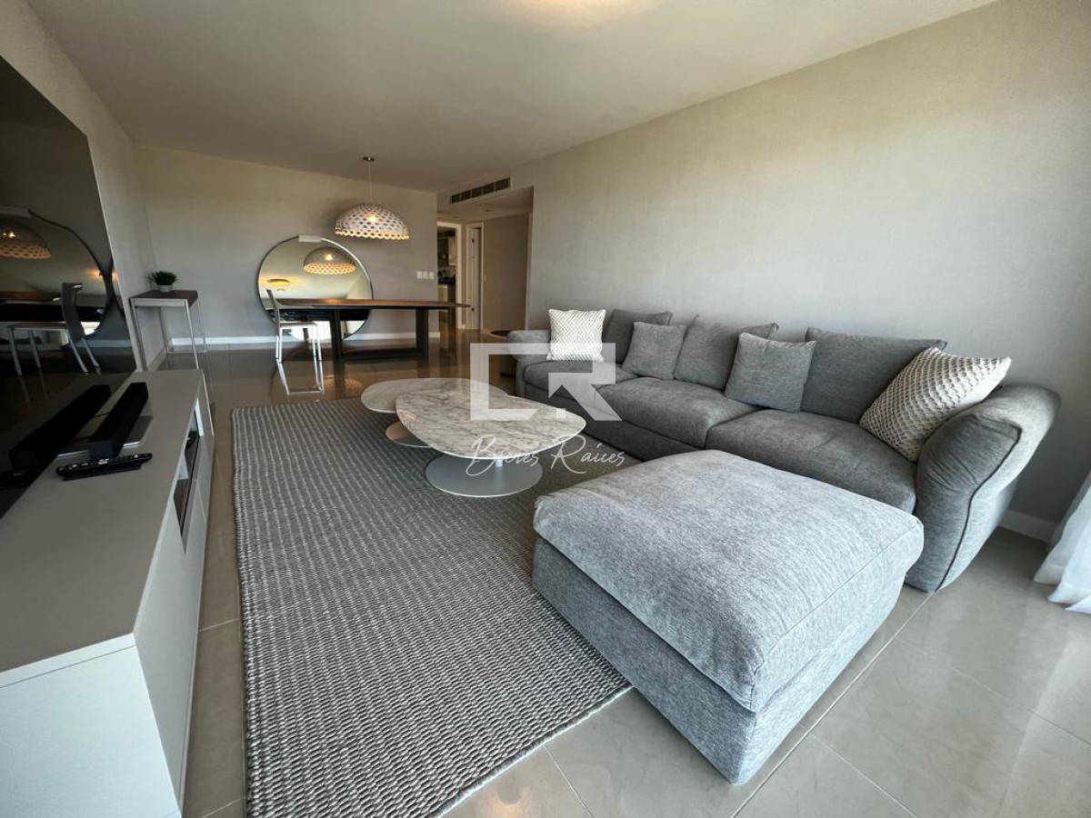 Apartamento ID.936 - Aquarela Alquiler  de 2 dormitorios  y servicio. frente a Playa Mansa