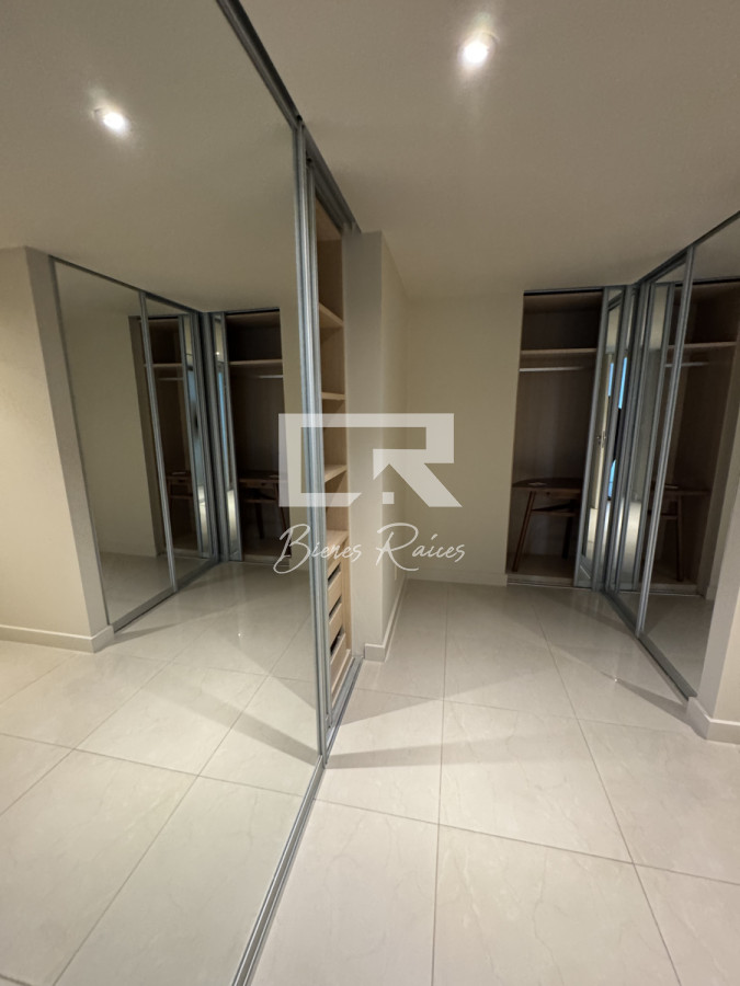 Apartamento ID.739 - Aquarela duplex  4 dormitorios en venta. Playa Mansa. Punta del Este