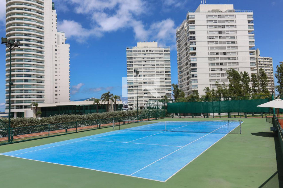 Apartamento ID.808 - Aquarela apartamento en venta de 4 dormitorios  Punta del Este Financia