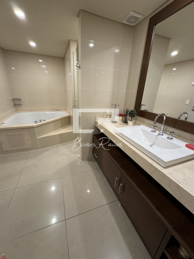Apartamento ID.739 - Aquarela duplex  4 dormitorios en venta. Playa Mansa. Punta del Este