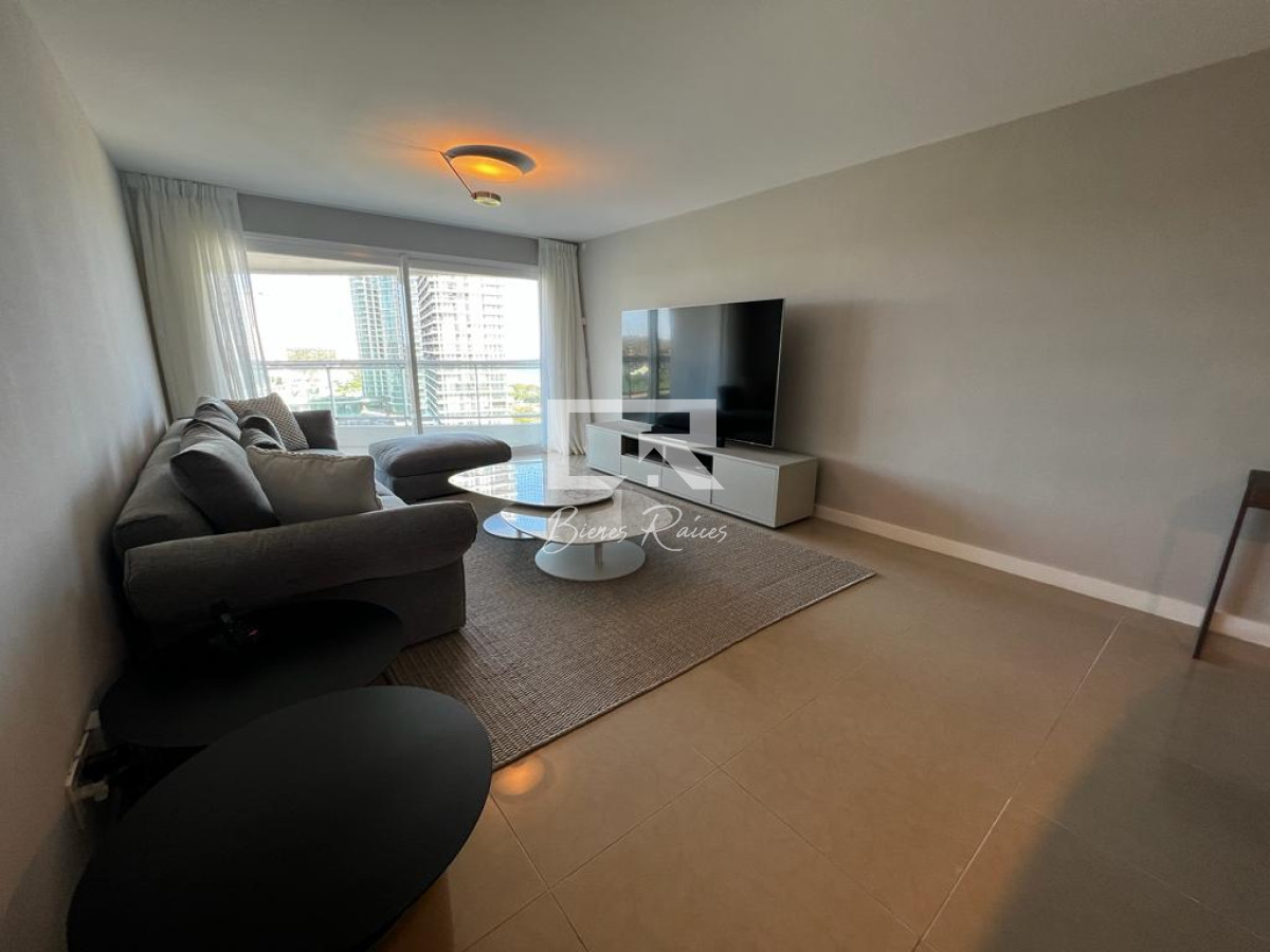Apartamento ID.936 - Aquarela Alquiler  de 2 dormitorios  y servicio. frente a Playa Mansa