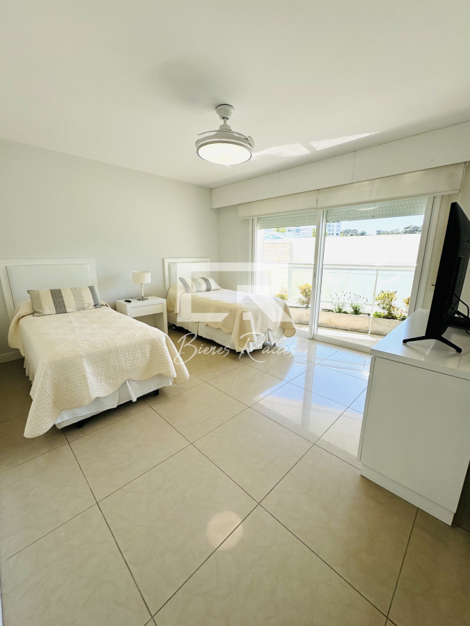 Apartamento ID.722 - En venta. Apartamento en Torre Aquarela. 2 Dormitorios y dep. de servicio. 